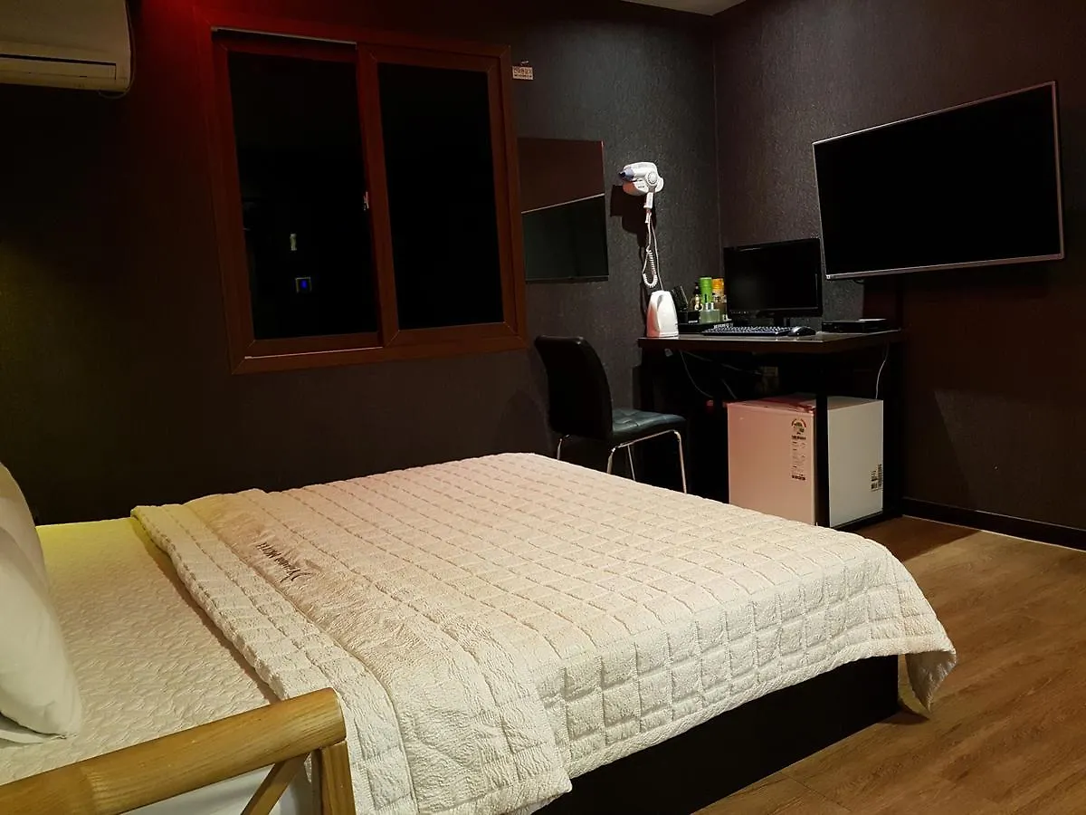 Vitamin Hotel Busan 2*,