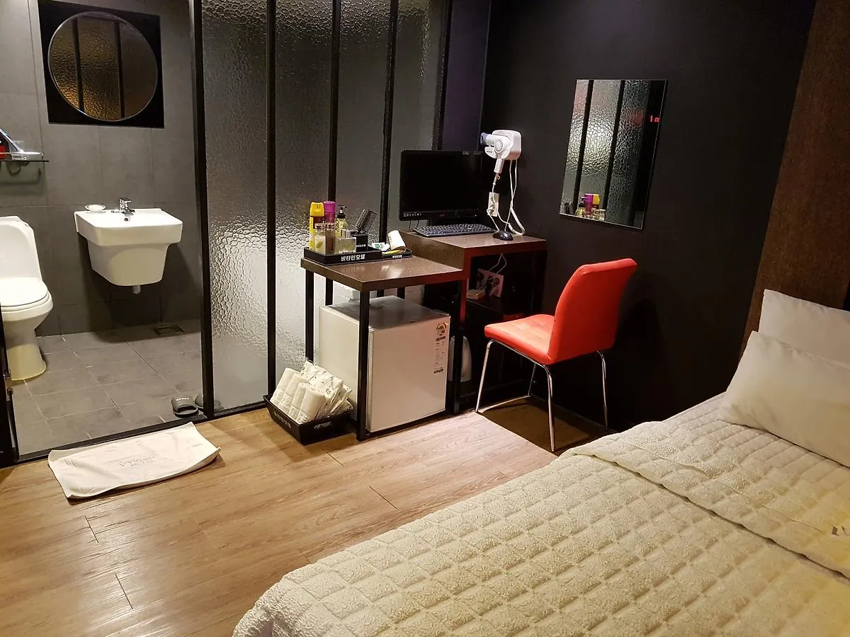Vitamin Hotel Busan 2*,